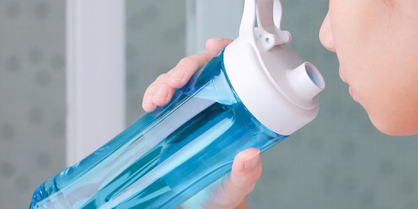 使用噴霧瓶噴霧細(xì)膩均勻便捷